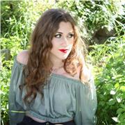 Studentessa universitaria offre ripetizioni e aiuto compiti per scuola elementare e media